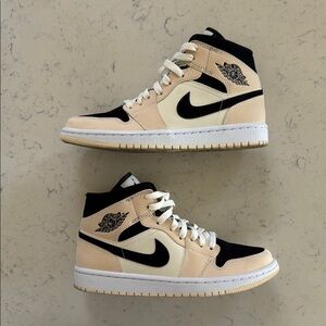 WMNS Air Jordan 1 mid Barely Orange